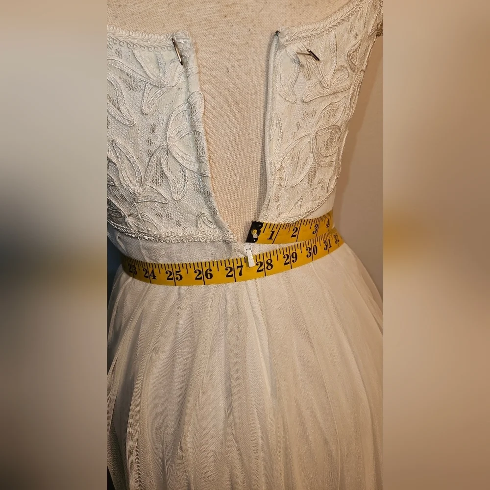 Women's Vintage White/cream Dress. Wedding Dress. Size 6. Antique Lace Detail - Picture 3 of 7